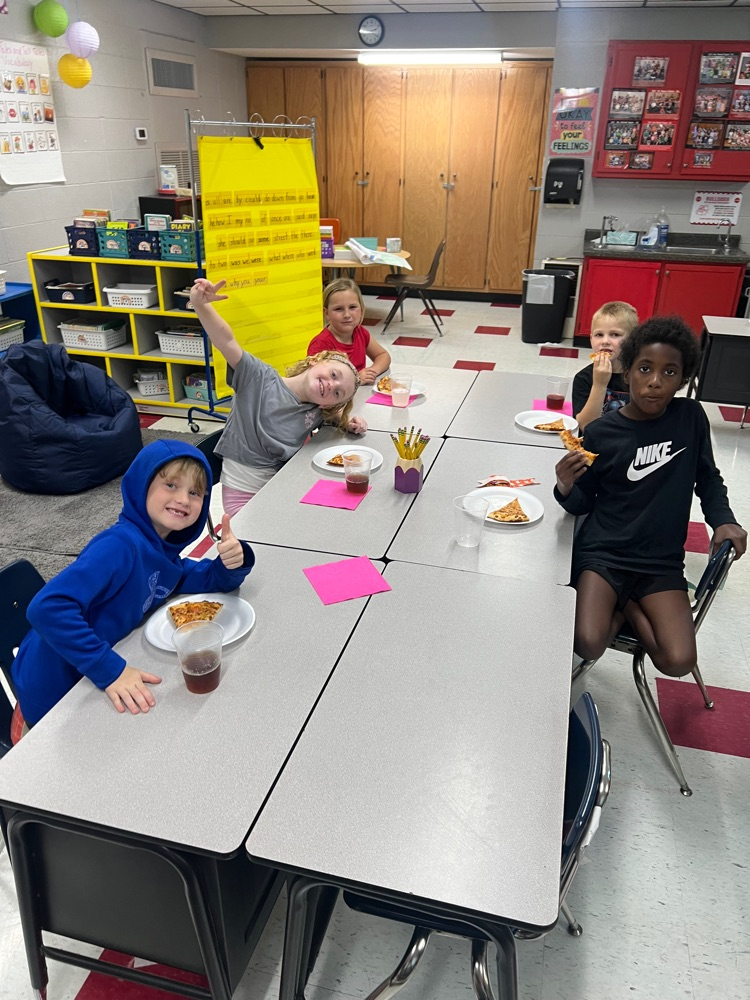 Congrats to Mrs Rebekah’s class for winning a pizza party for collecting the most socks and sweaters for the nursing homes. The Sydney Sutherland Foundation provided pizzas and drinks! 🩷🩷🩷